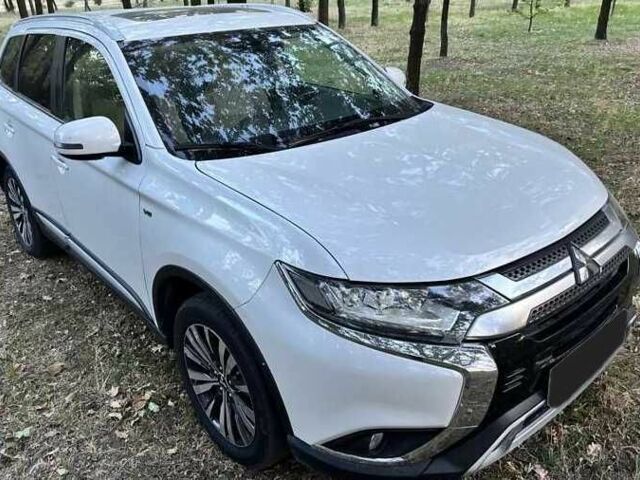 Білий Міцубісі Аутлендер, об'ємом двигуна 3 л та пробігом 109 тис. км за 10500 $, фото 4 на Automoto.ua
