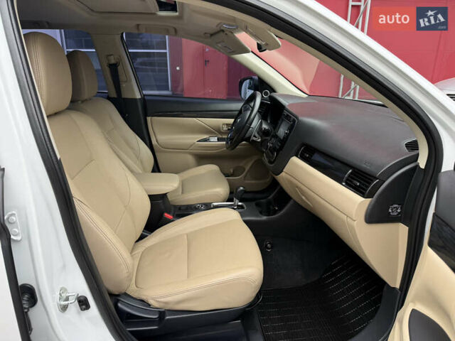 Белый Мицубиси Аутлендер, объемом двигателя 2.4 л и пробегом 160 тыс. км за 16600 $, фото 22 на Automoto.ua