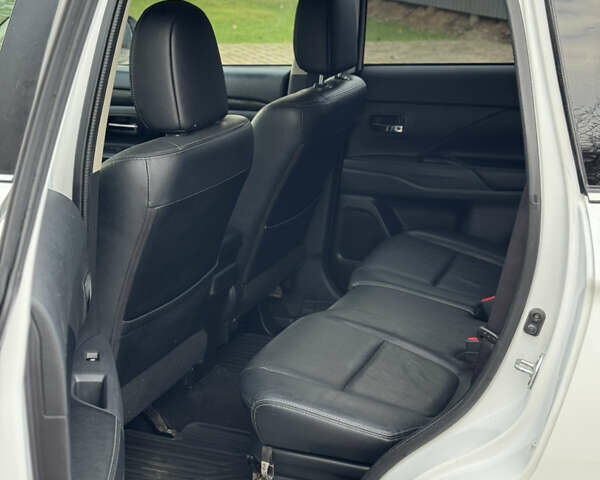 Белый Мицубиси Аутлендер, объемом двигателя 3 л и пробегом 310 тыс. км за 12700 $, фото 36 на Automoto.ua