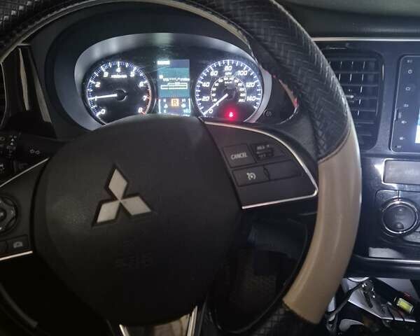 Білий Міцубісі Аутлендер, об'ємом двигуна 2.36 л та пробігом 133 тис. км за 14200 $, фото 8 на Automoto.ua