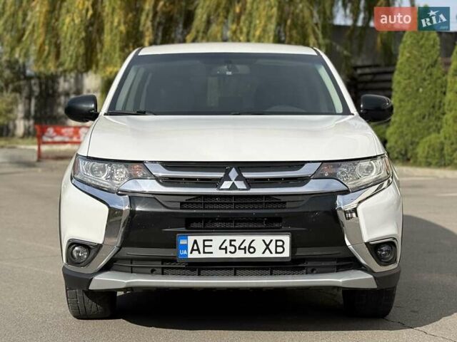 Міцубісі Аутлендер 2015 у Дніпро (Дніпропетровську) на Automoto.ua Білий Міцубісі Аутлендер, об'ємом двигуна 2.36 л та пробігом 178 тис. км за 14500 $, фото 12 на Automoto.ua
