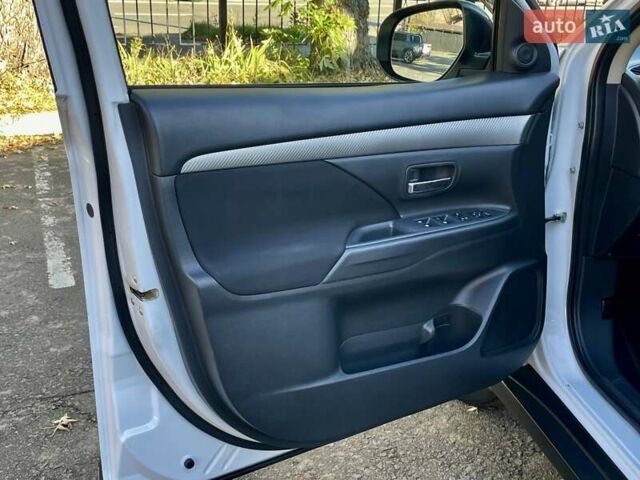 Белый Мицубиси Аутлендер, объемом двигателя 2 л и пробегом 146 тыс. км за 14500 $, фото 15 на Automoto.ua