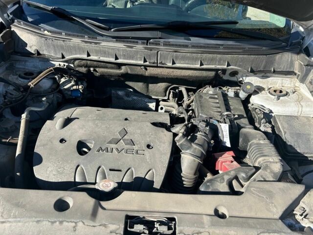 Белый Мицубиси Аутлендер, объемом двигателя 2 л и пробегом 255 тыс. км за 11500 $, фото 7 на Automoto.ua