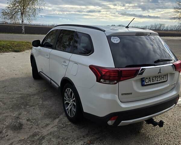 Белый Мицубиси Аутлендер, объемом двигателя 2.36 л и пробегом 169 тыс. км за 13300 $, фото 3 на Automoto.ua