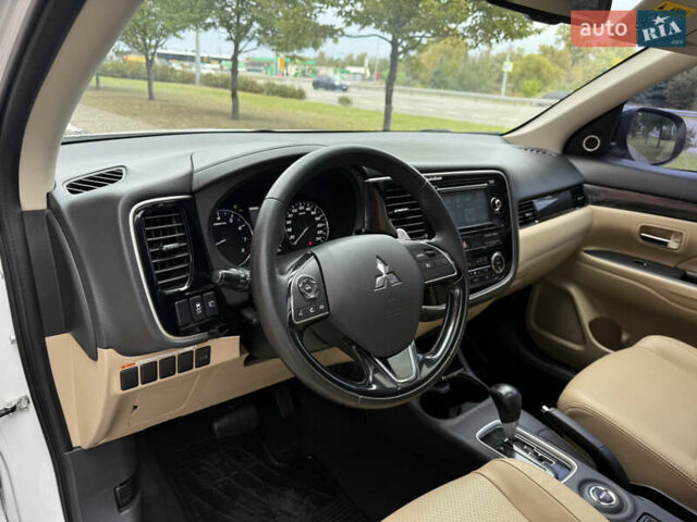 Белый Мицубиси Аутлендер, объемом двигателя 2.4 л и пробегом 160 тыс. км за 16600 $, фото 30 на Automoto.ua