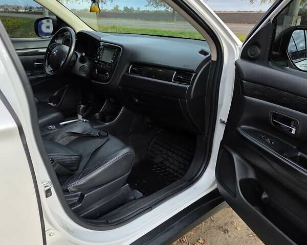 Белый Мицубиси Аутлендер, объемом двигателя 2.36 л и пробегом 169 тыс. км за 13300 $, фото 14 на Automoto.ua