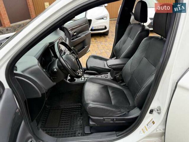 Белый Мицубиси Аутлендер, объемом двигателя 2.36 л и пробегом 191 тыс. км за 13950 $, фото 29 на Automoto.ua