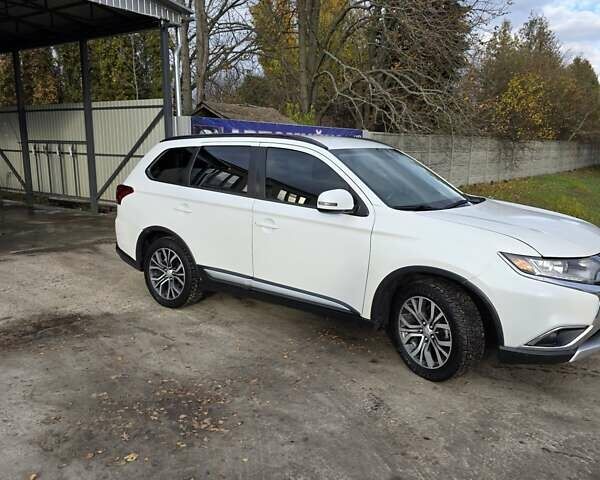 Белый Мицубиси Аутлендер, объемом двигателя 2.36 л и пробегом 169 тыс. км за 13300 $, фото 7 на Automoto.ua