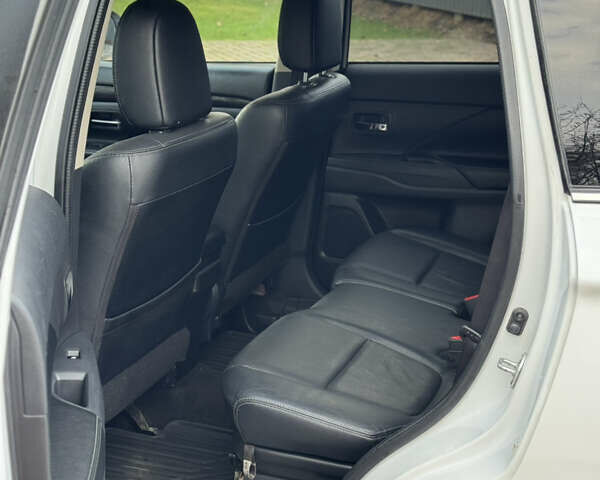 Белый Мицубиси Аутлендер, объемом двигателя 3 л и пробегом 310 тыс. км за 12700 $, фото 30 на Automoto.ua