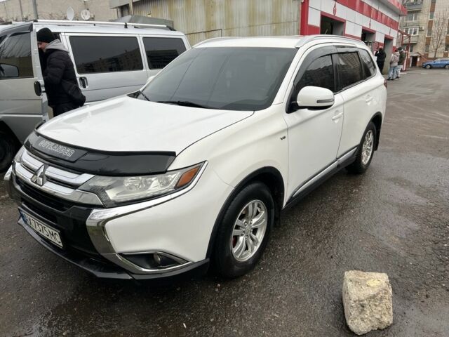 Белый Мицубиси Аутлендер, объемом двигателя 3 л и пробегом 175 тыс. км за 13100 $, фото 2 на Automoto.ua