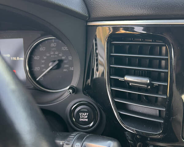 Белый Мицубиси Аутлендер, объемом двигателя 3 л и пробегом 197 тыс. км за 15500 $, фото 38 на Automoto.ua