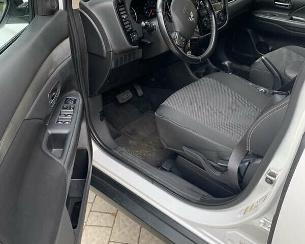 Белый Мицубиси Аутлендер, объемом двигателя 2.36 л и пробегом 47 тыс. км за 16000 $, фото 14 на Automoto.ua