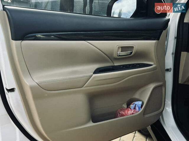 Белый Мицубиси Аутлендер, объемом двигателя 2.4 л и пробегом 147 тыс. км за 12999 $, фото 31 на Automoto.ua