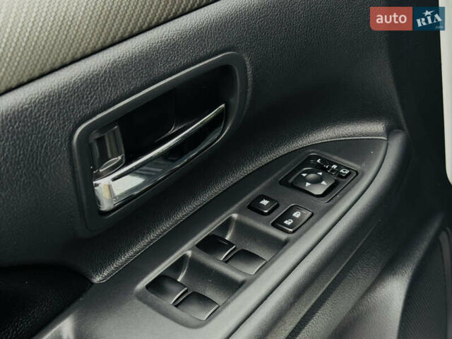 Белый Мицубиси Аутлендер, объемом двигателя 2.2 л и пробегом 140 тыс. км за 16200 $, фото 39 на Automoto.ua