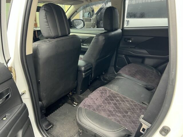 Белый Мицубиси Аутлендер, объемом двигателя 3 л и пробегом 175 тыс. км за 13100 $, фото 7 на Automoto.ua