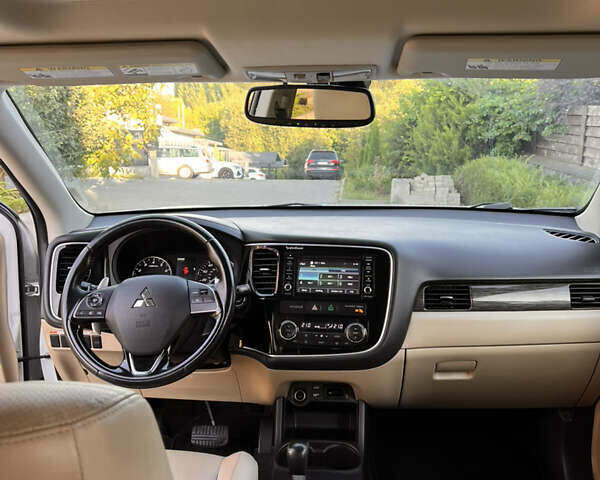 Белый Мицубиси Аутлендер, объемом двигателя 3 л и пробегом 197 тыс. км за 15500 $, фото 43 на Automoto.ua