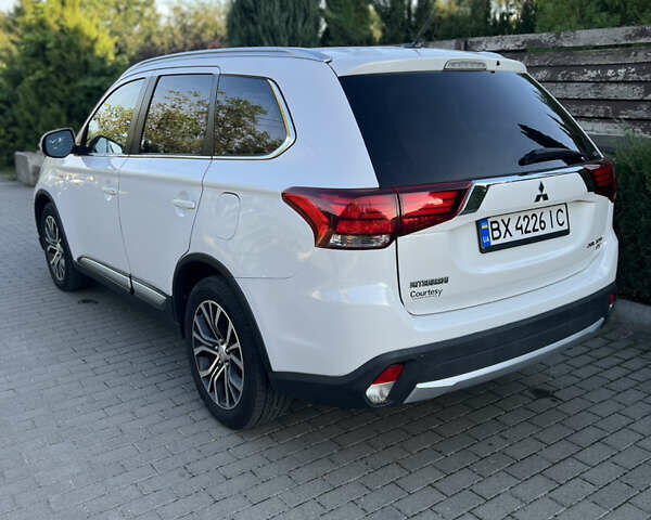 Белый Мицубиси Аутлендер, объемом двигателя 3 л и пробегом 197 тыс. км за 15500 $, фото 18 на Automoto.ua