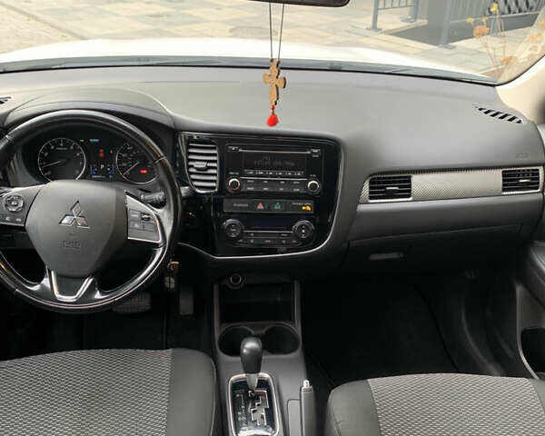 Белый Мицубиси Аутлендер, объемом двигателя 2.36 л и пробегом 47 тыс. км за 16000 $, фото 8 на Automoto.ua