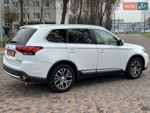 Белый Мицубиси Аутлендер, объемом двигателя 3 л и пробегом 310 тыс. км за 12700 $, фото 28 на Automoto.ua