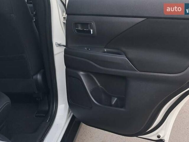 Білий Міцубісі Аутлендер, об'ємом двигуна 2.3 л та пробігом 130 тис. км за 14999 $, фото 13 на Automoto.ua