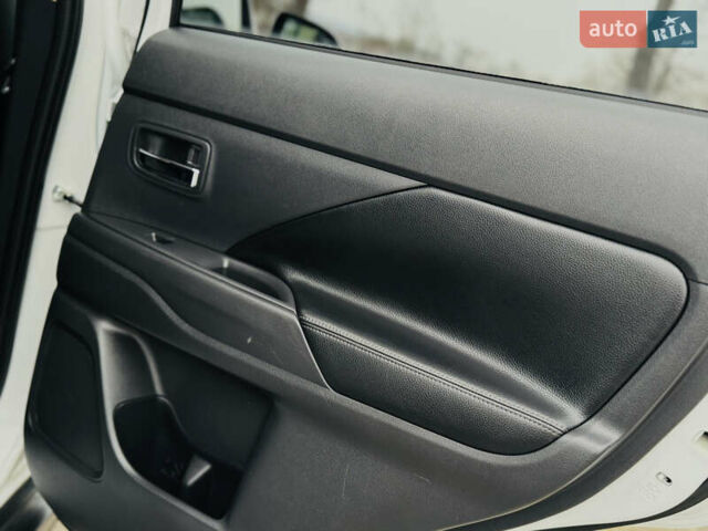 Белый Мицубиси Аутлендер, объемом двигателя 2.2 л и пробегом 140 тыс. км за 16200 $, фото 74 на Automoto.ua