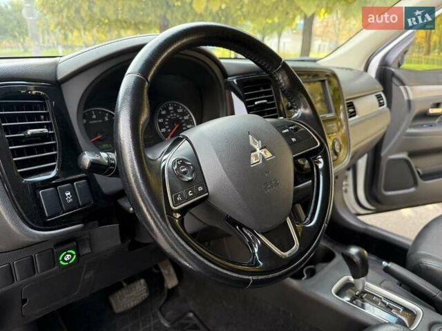 Міцубісі Аутлендер 2015 у Дніпро (Дніпропетровську) на Automoto.ua Білий Міцубісі Аутлендер, об'ємом двигуна 2.36 л та пробігом 178 тис. км за 14500 $, фото 18 на Automoto.ua