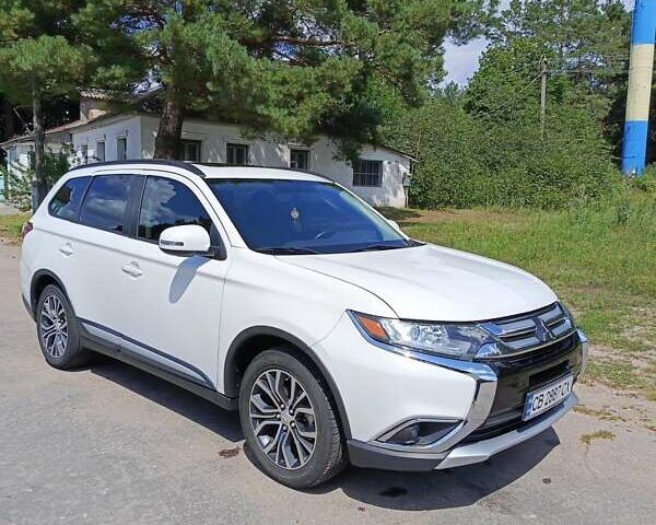Белый Мицубиси Аутлендер, объемом двигателя 2.36 л и пробегом 142 тыс. км за 15100 $, фото 1 на Automoto.ua