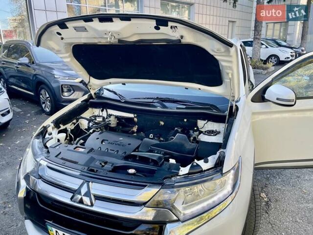 Белый Мицубиси Аутлендер, объемом двигателя 2 л и пробегом 146 тыс. км за 14500 $, фото 2 на Automoto.ua