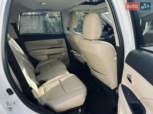 Белый Мицубиси Аутлендер, объемом двигателя 2.4 л и пробегом 147 тыс. км за 12999 $, фото 43 на Automoto.ua