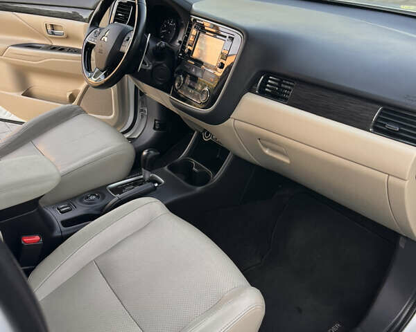 Белый Мицубиси Аутлендер, объемом двигателя 3 л и пробегом 197 тыс. км за 15500 $, фото 46 на Automoto.ua