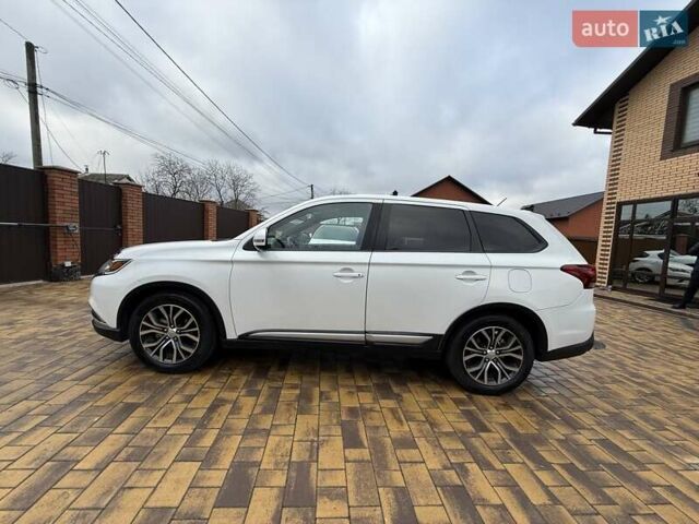 Белый Мицубиси Аутлендер, объемом двигателя 2.36 л и пробегом 191 тыс. км за 13950 $, фото 2 на Automoto.ua