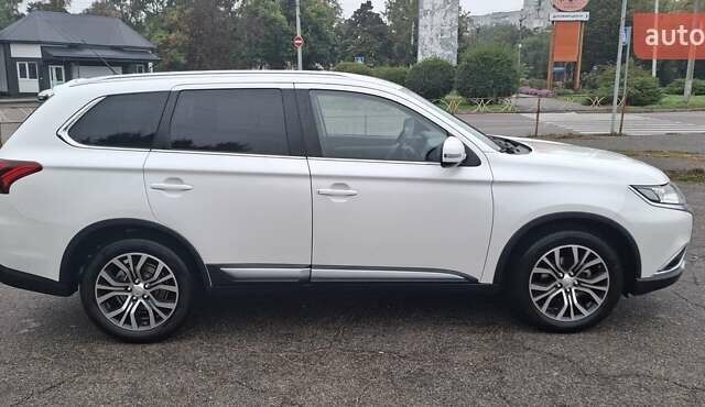 Білий Міцубісі Аутлендер, об'ємом двигуна 2.3 л та пробігом 158 тис. км за 18200 $, фото 4 на Automoto.ua