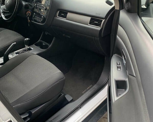 Белый Мицубиси Аутлендер, объемом двигателя 2.36 л и пробегом 47 тыс. км за 16000 $, фото 16 на Automoto.ua