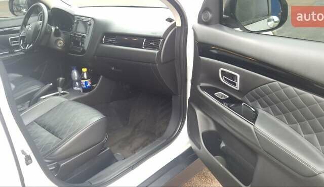 Белый Мицубиси Аутлендер, объемом двигателя 2.4 л и пробегом 240 тыс. км за 14900 $, фото 15 на Automoto.ua