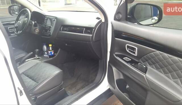 Белый Мицубиси Аутлендер, объемом двигателя 2.4 л и пробегом 240 тыс. км за 14900 $, фото 12 на Automoto.ua