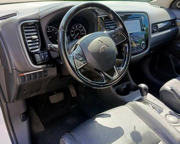 Белый Мицубиси Аутлендер, объемом двигателя 2.36 л и пробегом 142 тыс. км за 15100 $, фото 6 на Automoto.ua