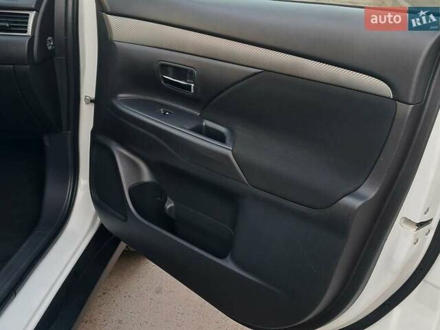 Білий Міцубісі Аутлендер, об'ємом двигуна 2.3 л та пробігом 130 тис. км за 14999 $, фото 15 на Automoto.ua