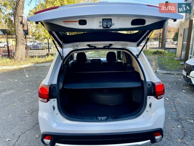 Белый Мицубиси Аутлендер, объемом двигателя 2 л и пробегом 146 тыс. км за 14500 $, фото 4 на Automoto.ua