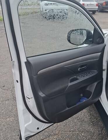 Білий Міцубісі Аутлендер, об'ємом двигуна 2.3 л та пробігом 158 тис. км за 18200 $, фото 9 на Automoto.ua