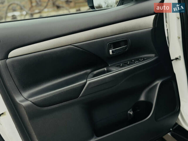 Белый Мицубиси Аутлендер, объемом двигателя 2.2 л и пробегом 140 тыс. км за 16200 $, фото 38 на Automoto.ua