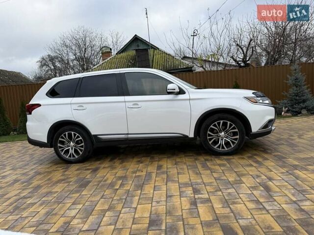 Белый Мицубиси Аутлендер, объемом двигателя 2.36 л и пробегом 191 тыс. км за 13950 $, фото 3 на Automoto.ua