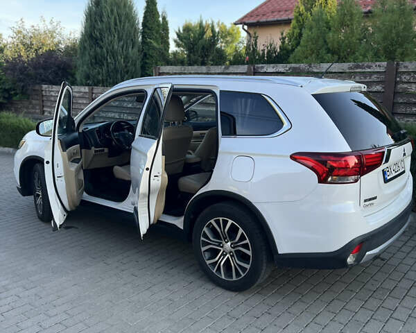 Белый Мицубиси Аутлендер, объемом двигателя 3 л и пробегом 197 тыс. км за 15300 $, фото 10 на Automoto.ua