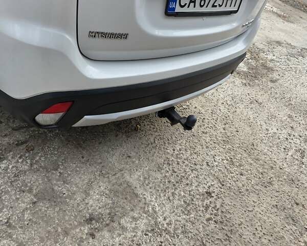 Белый Мицубиси Аутлендер, объемом двигателя 2.36 л и пробегом 169 тыс. км за 13300 $, фото 10 на Automoto.ua