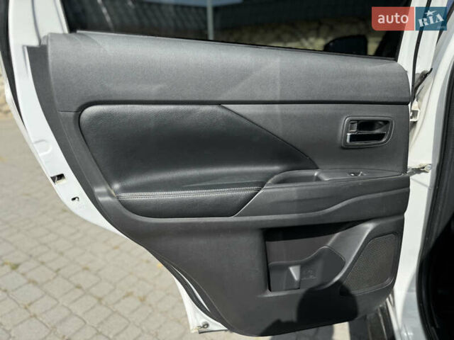 Белый Мицубиси Аутлендер, объемом двигателя 2.4 л и пробегом 150 тыс. км за 15000 $, фото 31 на Automoto.ua