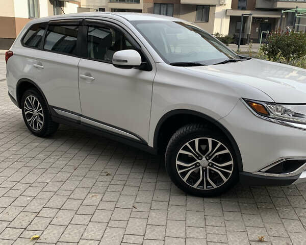 Белый Мицубиси Аутлендер, объемом двигателя 2.36 л и пробегом 47 тыс. км за 16000 $, фото 4 на Automoto.ua