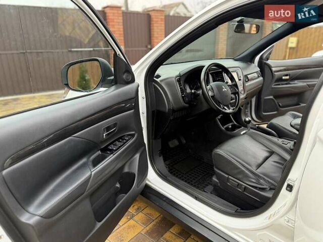 Белый Мицубиси Аутлендер, объемом двигателя 2.36 л и пробегом 191 тыс. км за 13950 $, фото 30 на Automoto.ua