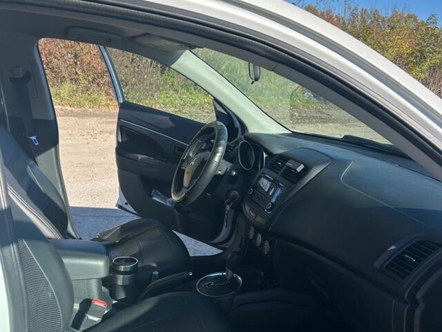 Белый Мицубиси Аутлендер, объемом двигателя 2 л и пробегом 255 тыс. км за 11500 $, фото 10 на Automoto.ua