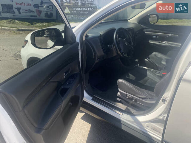 Білий Міцубісі Аутлендер, об'ємом двигуна 2.36 л та пробігом 159 тис. км за 15500 $, фото 9 на Automoto.ua