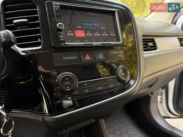 Міцубісі Аутлендер 2015 у Дніпро (Дніпропетровську) на Automoto.ua Білий Міцубісі Аутлендер, об'ємом двигуна 2.36 л та пробігом 178 тис. км за 14500 $, фото 13 на Automoto.ua