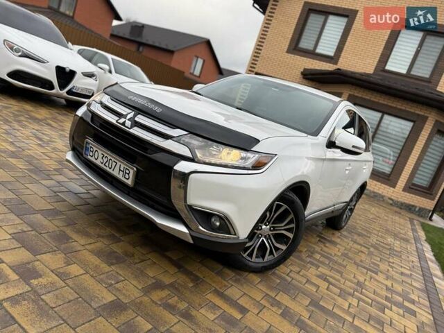Белый Мицубиси Аутлендер, объемом двигателя 2.36 л и пробегом 191 тыс. км за 13950 $, фото 1 на Automoto.ua